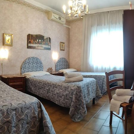 Отель Hillary House Фьюмичино Экстерьер фото